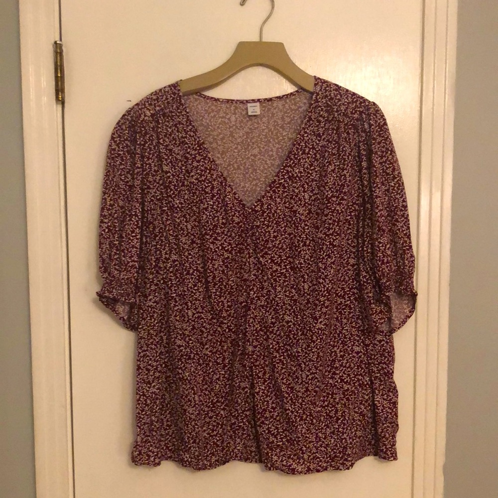 Old Navy. Size XL top. Burgundy and white.